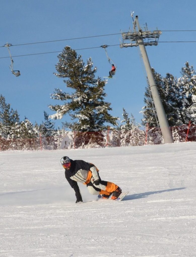 Totem Ski Bansko snowboard instructor carving on the slope during a demonstration